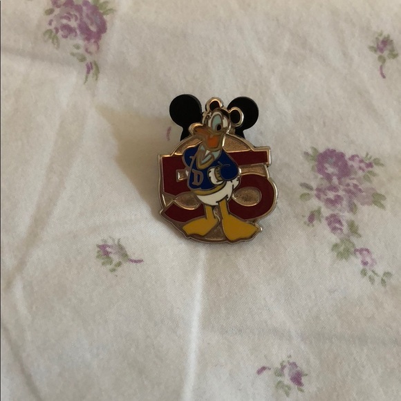 55 Donald Duck Disney Pin - Picture 1 of 2